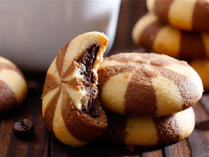 Двухцветное печенье с начинкой
